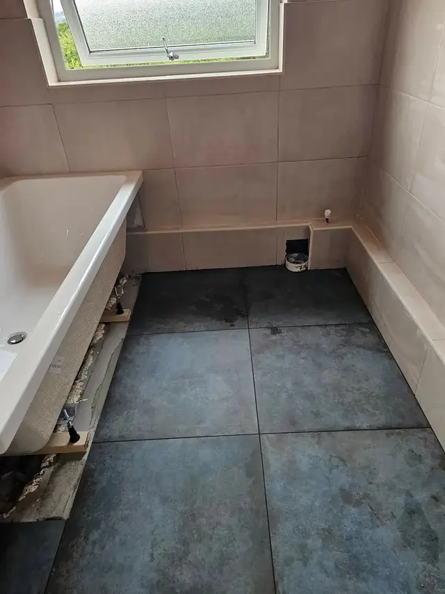 Bathroom tiling in Swansea: blue tiles floor whiteish walls